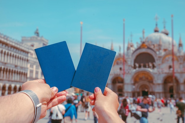 손을 잡고 여권 여행 개념 이동 이탈리아 베니스의 자유 프리미엄 사진