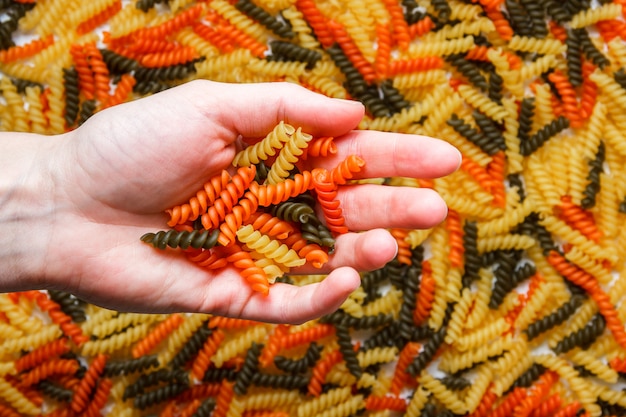 Foto gratuita primo piano della pasta della tenuta della mano. orizzontale.