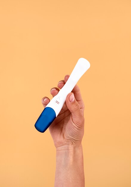 손을 잡고 긍정적 인 임신 테스트