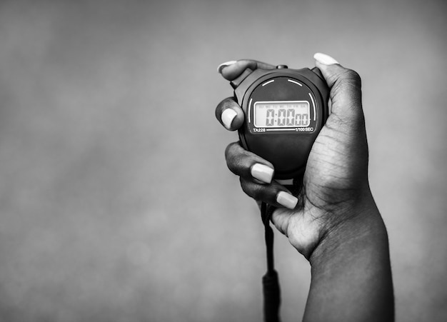 Free photo hand holding a stopwatch