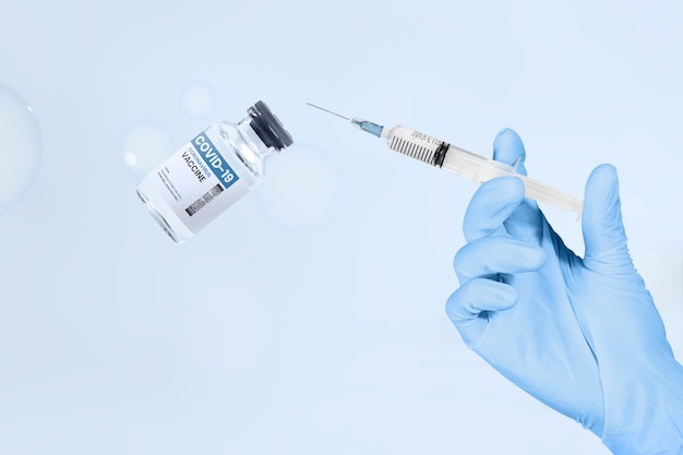 Рука, держащая шприц и флакон с вакциной