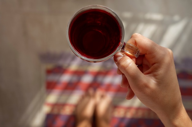 Foto gratuita mano che tiene la vista dall'alto della tazza da tè