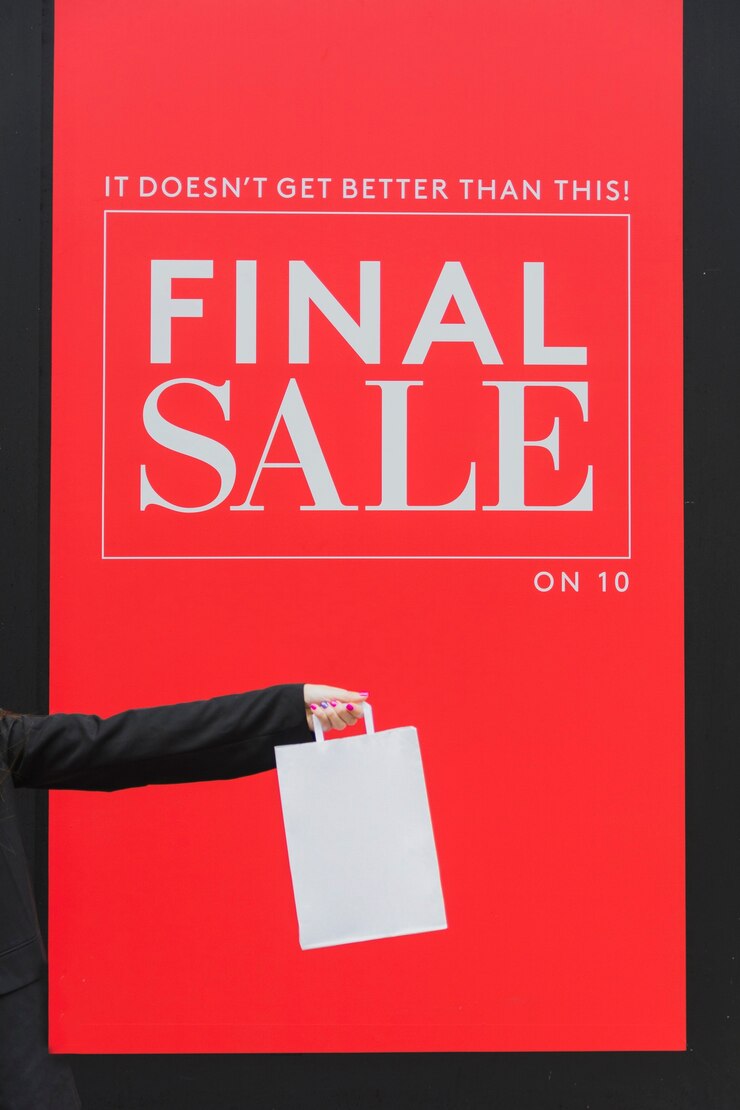 Free Photo hand holding white shopping bag
