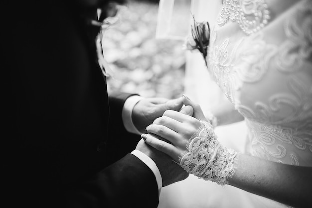 Бесплатное фото Рука об руку свадебной пары