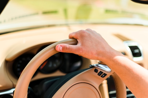 Free photo hand of man driving close-up