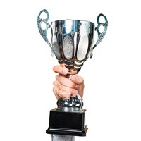 Бесплатное фото Рука человека, держащего трофей