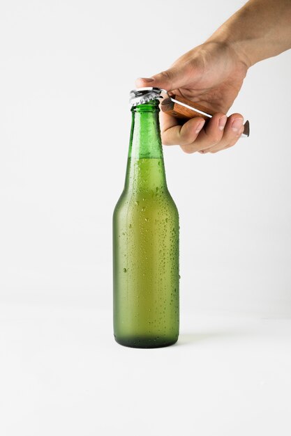 手を開くビール瓶