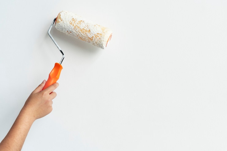 Free Photo hand painting the wall white