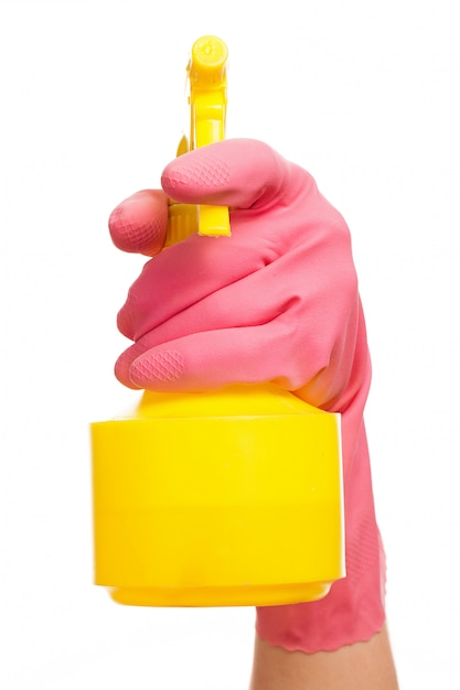 Рука в розовой перчатке держит бутылку с распылителем
