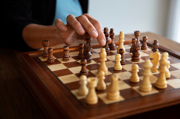 古典的なボードでチェスをする手