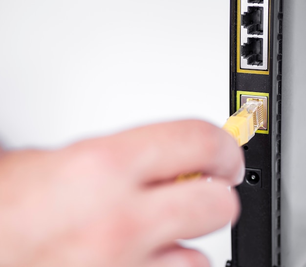 Ручное подключение Ethernet-кабеля к маршрутизатору