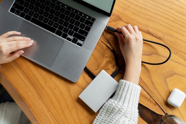 Hand plugging in ssd high angle