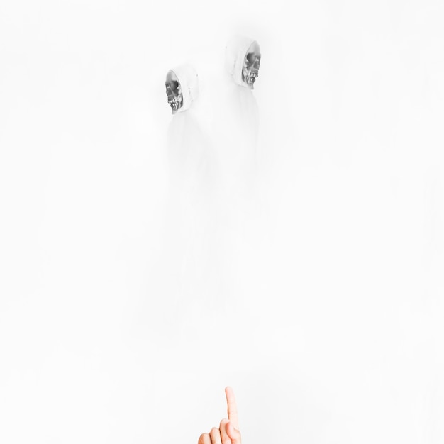Рука, указывающая на ангелов смерти в белых костюмах