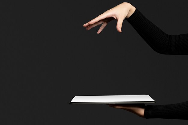 태블릿 첨단 기술에서 투영되는 보이지 않는 홀로그램을 제시하는 손