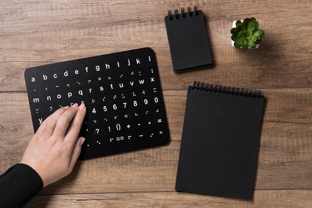 点字アルファベットボードを読む手