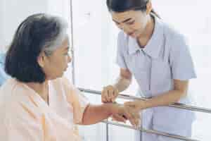 Free photo hand's nurse holding pill for injecting to elderly female patients lying on bed with smiling, copy space, healthy and medical concept