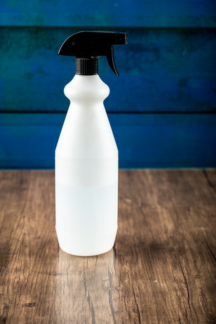 無料Photo 手の消毒剤やシャンプー、木製のテーブルの上の青い壁の白いコンテナー