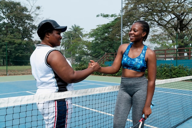 Foto gratuita stretta di mano tra i giocatori di tennis