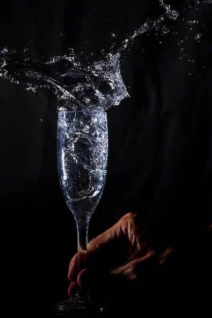 Foto gratuita mano che agita un bicchiere con acqua