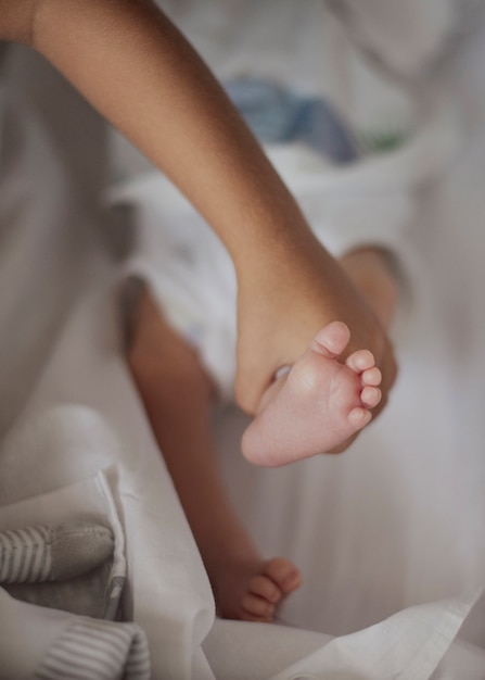 Free photo hand showing adorable little feet