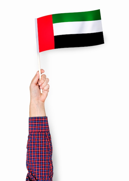 아랍 에미리트의 국기를 보여주는 손