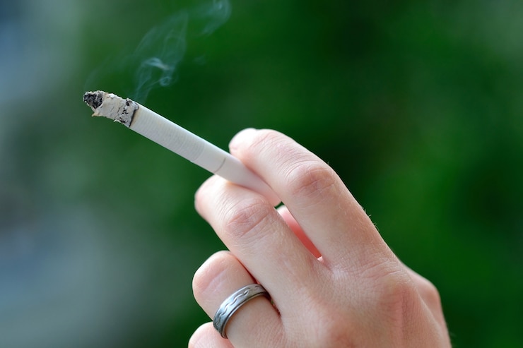 Free Photo "hand of smoking person"