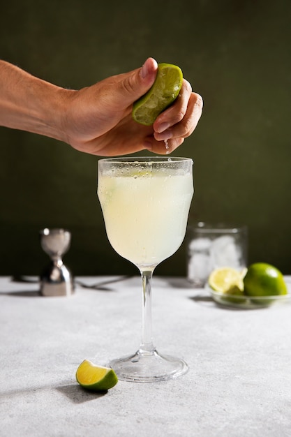 Foto gratuita spremere a mano il lime per cocktail daiquiri freschi