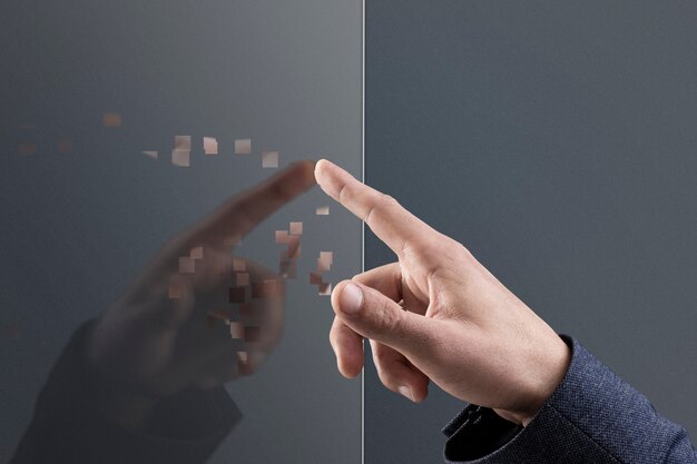 Рука касается невидимого экрана в стиле дисперсии пикселей