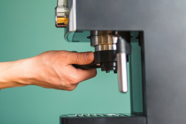 Free Photo hand turning filter in coffee machine