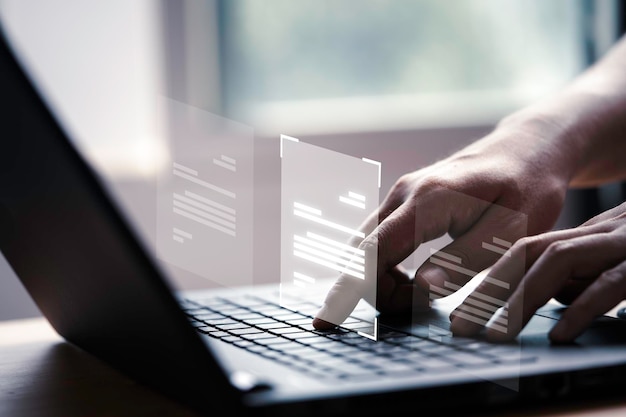 Ручное использование ноутбука с виртуальным экраном и документом для онлайн-утверждения безбумажного обеспечения качества и концепции управления ERP