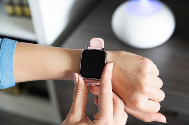 Apple planiruet prodat 6 millionov apple watch na starte prodazh