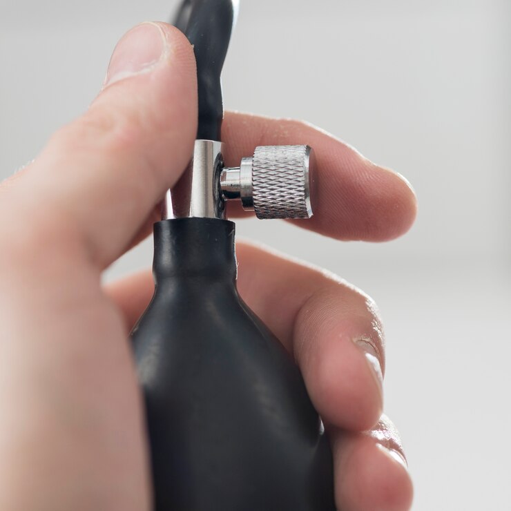 Free Photo hand with air pusher for tonometer
