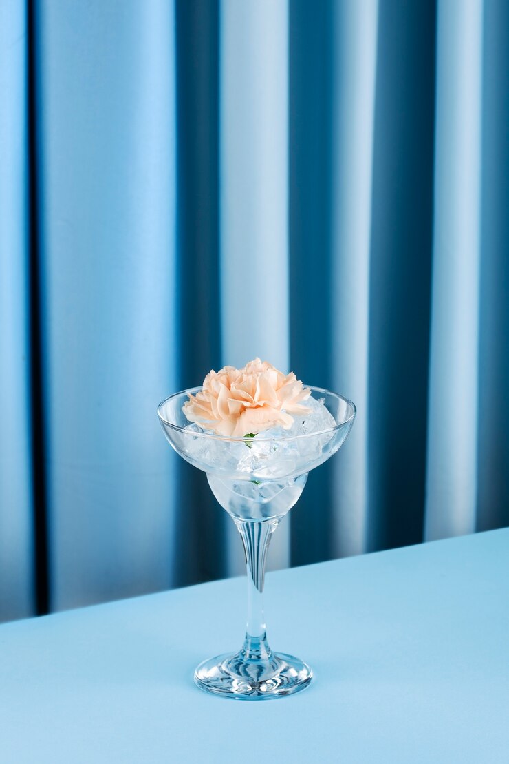 無料Photo 青い背景に花と手