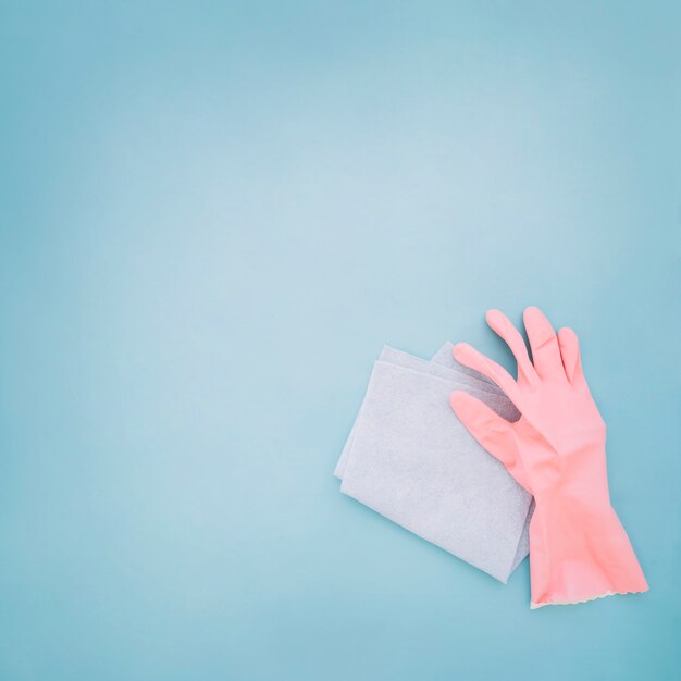 Рука с перчатками, держащими синий пыль