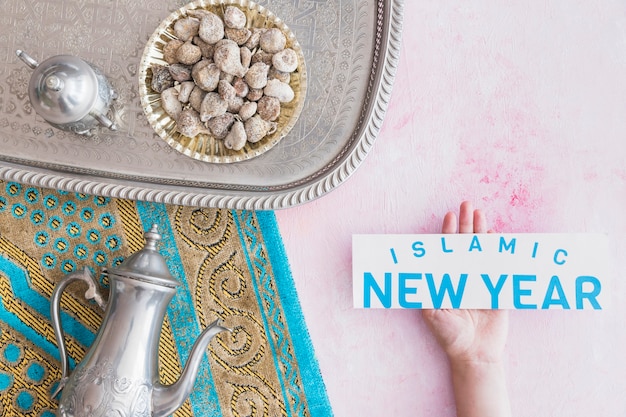 トレイ、イスラムの新年の紙と茶のセット