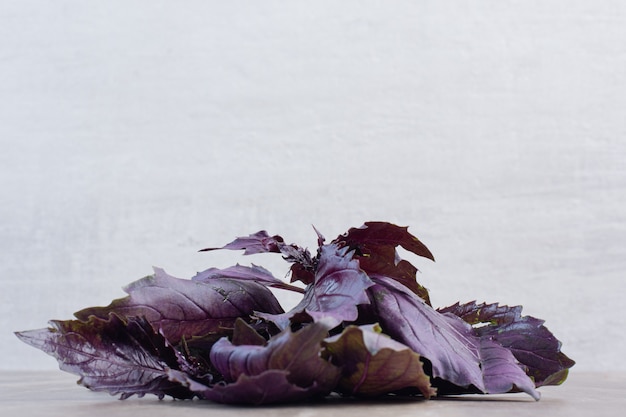 Free photo handful of amaranth leaves on marble.