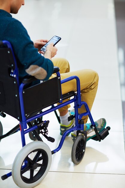 Инвалидов с помощью смартфона