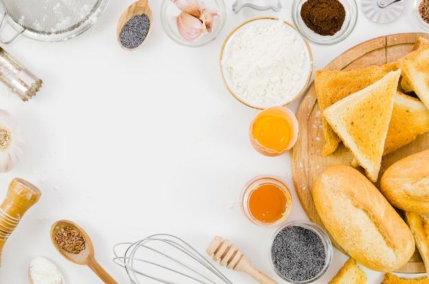 Pane fatto a mano con ingredienti e utensili da cucina