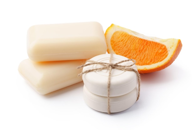 手作りの柑橘類の石鹸と白い背景の上の新鮮な果物