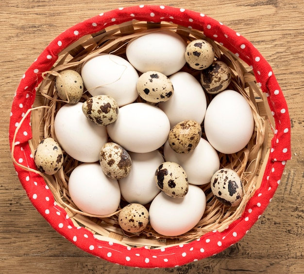 Foto gratuita uova di pasqua colorate fatte a mano