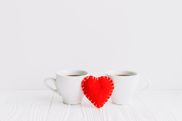 Free photo handmade heart between cups