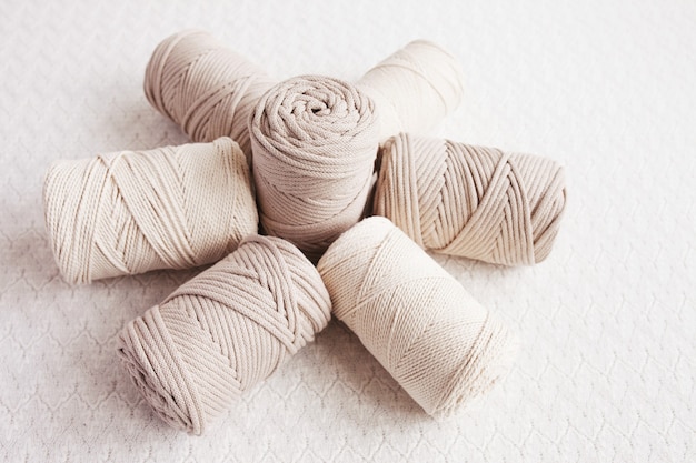 手作りのマクラメ編みと綿糸。マクラメや手工芸品のバナーや広告に適した画像。上面図。スペースをコピーします。バナー