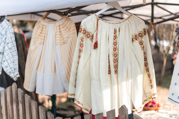 Camicie nazionali fatte a mano nel museo del villaggio a bucarest romania