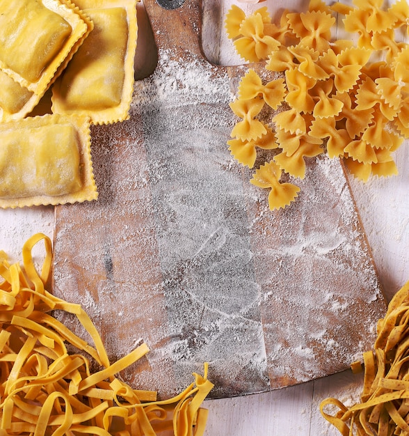 Free photo handmade pasta and cutting board