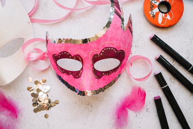 テーブルの上の手作りのピンクのマスク