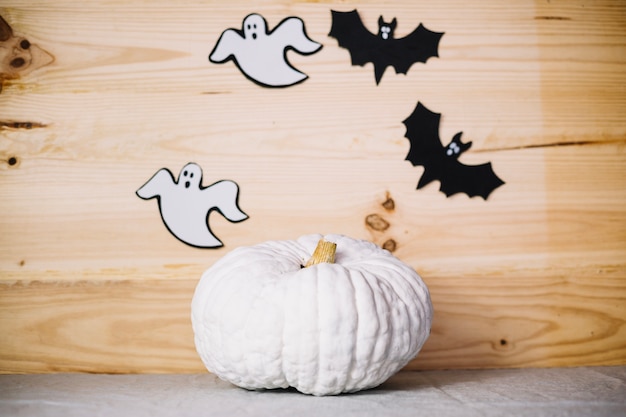 Free photo handmade pumpkin and halloween decorations