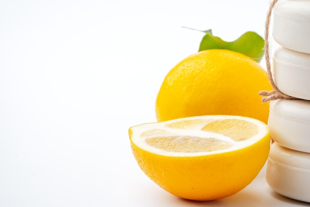 手作り石鹸バーと白い背景の上のレモン