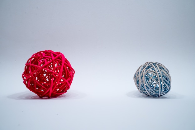 Free photo handmade straw balls with a light grey surface