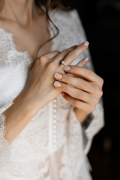 Руки невесты с нежным обручальным кольцом на