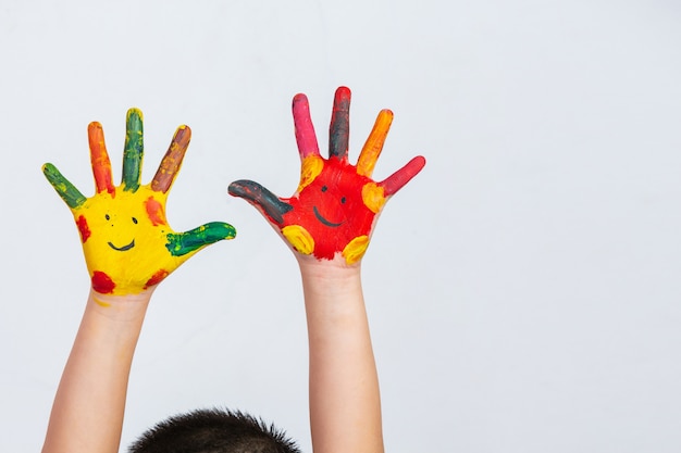 Foto gratuita le mani del bambino che ha imbrattato